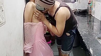 Dever Ne Bhabhi Ka Doodh Daba Kar Pela