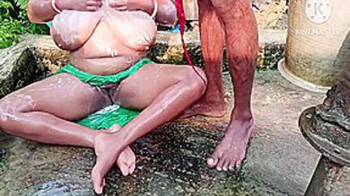 Biwi Ko Nahate Samay Chudai Ki