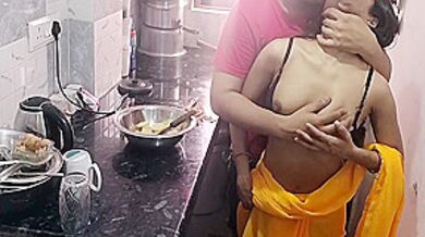 Naukrani Ko Sab Ke Samne Pakad Ke Jabar Dasti Choda