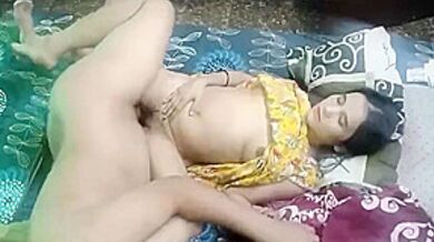 Soyi Hui Stepsister Ko Pakar Ke Pel Diya