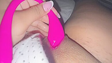 Gamer Girl In Fun To Orgasm With The Vibrator