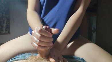 Sono più bravo di te a masturbarti il cazzo, ti piace?