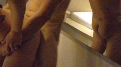 amico ha messo la donna sposata a quattro zampe e l'ha infilata forte nella figa della donna con il