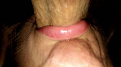 Guardate come gode il porco con la mia bocca e mani ripagandomi con enormi sborrate