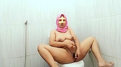 Colmek Wearing Bottles