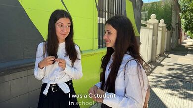 Alle brave ragazze piace succhiare invece di studiare