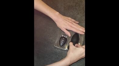 18yo vergine cerca di adattarsi vibrante butt plug in ma lotta