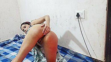 Li Ya - Stepsister Ko Chocolate Khila Kar Chut Mang