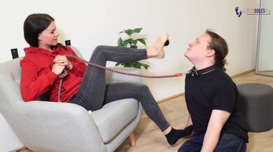 Dominazione dello schiavo del piede al guinzaglio (dominazione dei piedi, dominazione femminile, scarpe da ginnastica, adorazione dei piedi, piedi sexy)