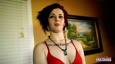 La bella tatuata Marcie si diverte a farsi strofinare la fica bagnata!