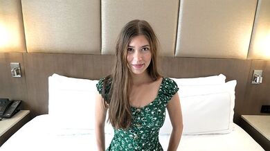 Guarda questa bella 19enne mangiare il culo e farsi scopare