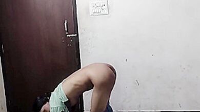 Malik Ne Meri Chuchi Daba Daba Kar Chod Diya