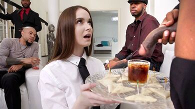 Hazel Moore fa una gangbang anale con grossi cazzi neri