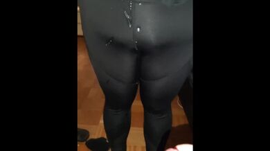 Sborrata sui leggins della mia ragazza, ma la maggior parte va a terra