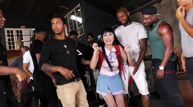 Marica Hase succhia 15 grossi cazzi neri e ingoia tutto lo sperma