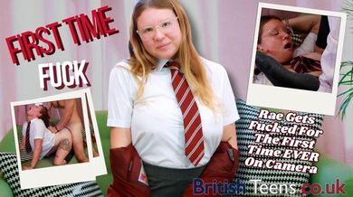 PRIMA SCOPATA PORNO IN ASSOLUTO per la Hot studentessa 18enne Rae