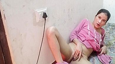 Naukarani Ko Paise Dekar Jabar Dasti Chod Diya