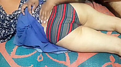 The Servant Massaged His Landladys Waist By Crushing Her Waist Pain And Big Fat Ass, With The Mistresss Big Thick Hips Falling On Her Hand