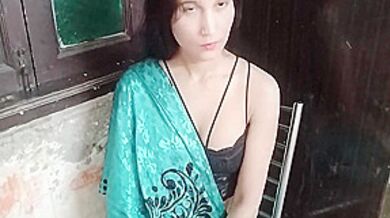 Jawan Chachi Ko Paise Dekar Jabar Dasti Pel Diya