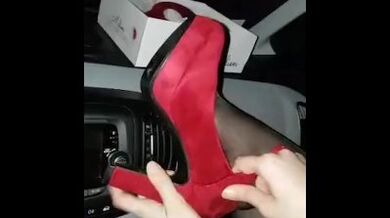 Padrona Darkshine si cambia le scarpe e stuzzica lo schiavo - parte 1