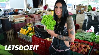 La bruna Melina Zapata ha raccolto per una profonda perforazione nella sua figa matura - LATINA MILF