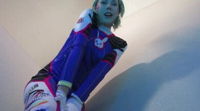 Lux vive D.va cosplay gigantessa umiliazione