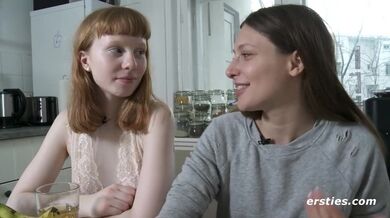 Ersties - Bonnie e Talia si danno un motivo per lamentarsi