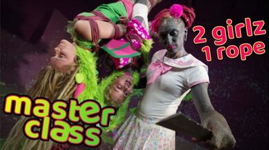 Master class di Shibari - Rigger Lily lu sospende 2 coniglietti di corda contemporaneamente - Anuskatzz dreadlocks