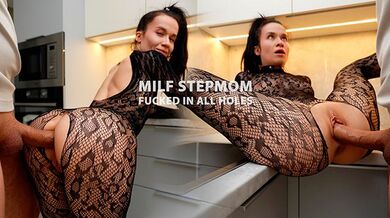 Il figliastro ha beccato la matrigna MILF in abito sexy e scopata in tutti i buchi