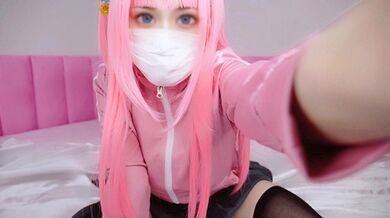 Busty Bocchi (Hitori Gotoh) si masturba con il giocattolo succhia il clitoride per la prima volta! Cosplay di Bocchi the Rock