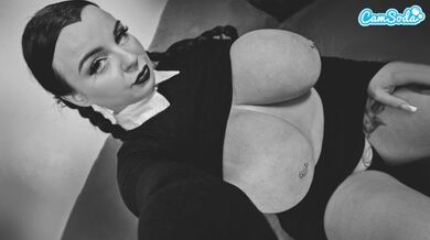 Thick culo di Mercoledì Addams con grandi tette e figa bagnata gioca con se stessa - Cosplay