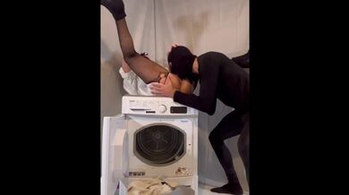 Casalinga scopata sulla LAVATRICE dal Ladro! (Dialoghi ITA)