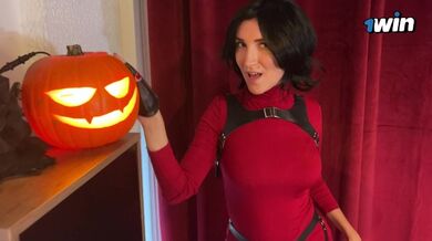 HALLOWEEN Ada Wong ha dimenticato di mettersi le mutandine ed è stata ben scopata