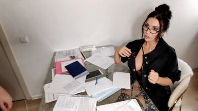 Lo studente ha dovuto scopare l'insegnante sul tavolo per ottenere un credito