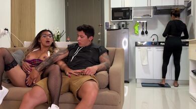 Una studentessa birichina scopa il fidanzato di sua madre sul divano di fronte a lei!