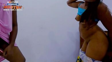 La moglie cornuta dello Sri Lanka becca il marito a scopare la sua amica