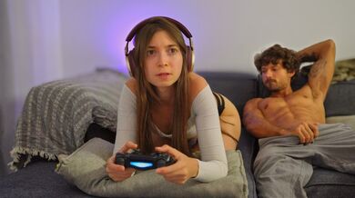 Mettimi il tuo cazzo in bocca e scopami forte mentre gioco alla console