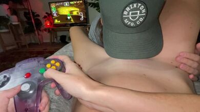 Matura bionda gamer babe viene dita, soffiata, mangiata fuori e scopata duramente mentre gioca a Mario Kart POV
