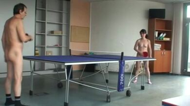 Giocare a ping pong nuda al caldo con la donna delle pulizie