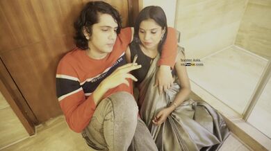 Ragazza indiana in sari che fa sesso romantico sul pavimento con il suo fidanzato