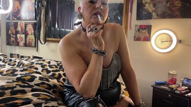 CASA PUTTANA PT 74 BLING PUTTANA IL SABATO GIOCANDO A FUMARE