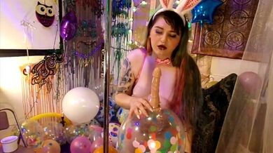 HD LOONER Fuck Bunny gioca con i suoi grandi palloncini! +100 Palloncini B2P Succhiare Scopata &Figa farcita per sborrare