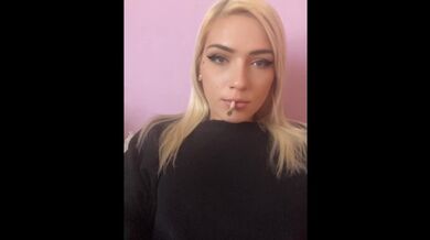 Sexy ragazza bionda fumare una sigaretta