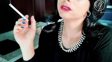 La segretaria MILF fuma una sigaretta, voyeur sotto la gonna in ufficio