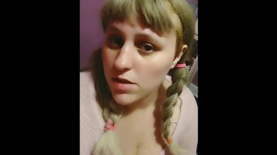 Fumare una sigaretta in rosa con le trecce