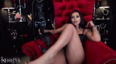Mistress Kennya: Mettiti in ginocchio e succhialo anteprima