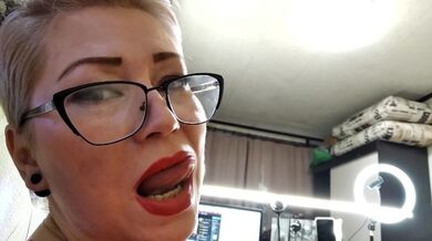 Lady in Red, o tutte le ragazze più grandi succhiano il cazzo! Dolci giochi con figa matura... ))