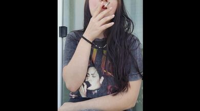 Ally Lust fuma in pubblico, flash alla fine.