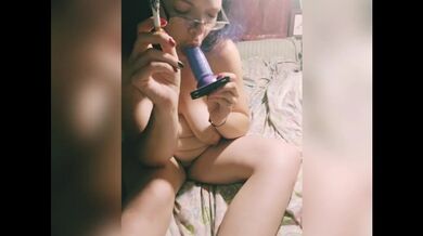 La troia paffuta ha un intenso orgasmo fumante con il giocattolo