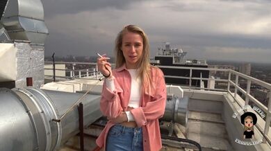 La cagna lussuriosa ha quasi ingoiato il cazzo di un ragazzo proprio per strada